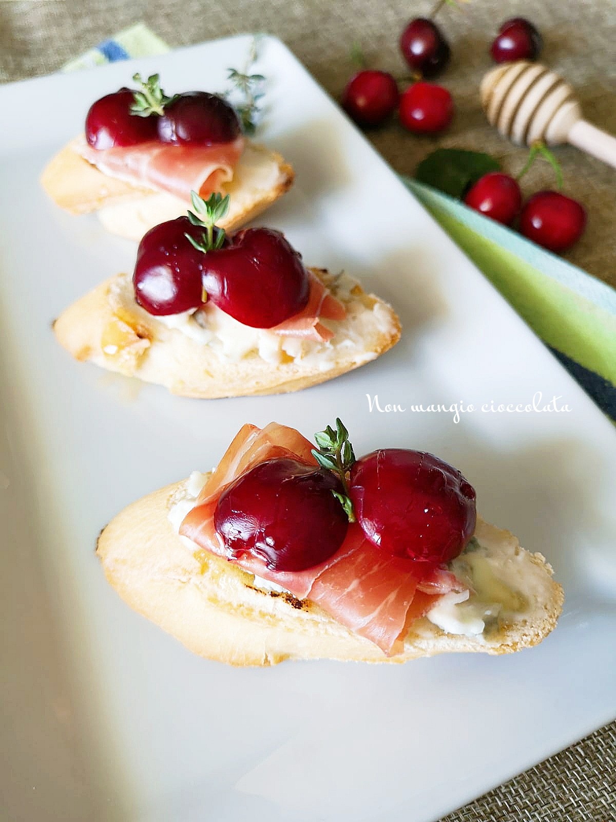Crostini con gorgonzola, prosciutto crudo e ciliegie