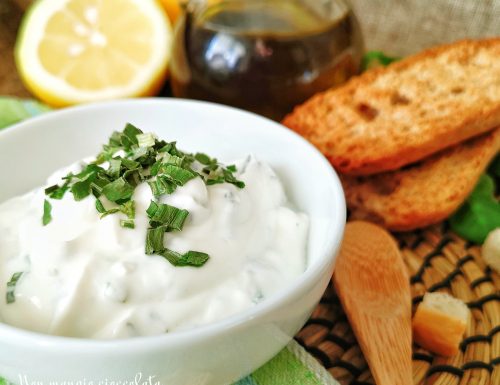 Salsa allo yogurt greco ed erba cipollina