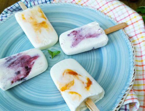 Ghiaccioli allo yogurt greco e frutta