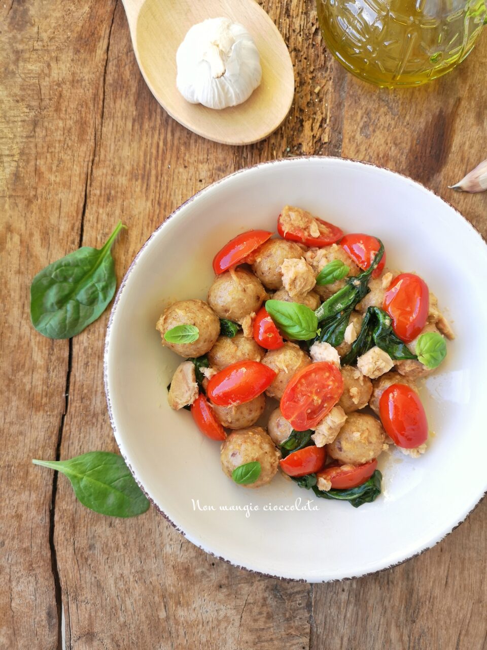 Gnocchi di pane con tonno, spinacini e pomodorini