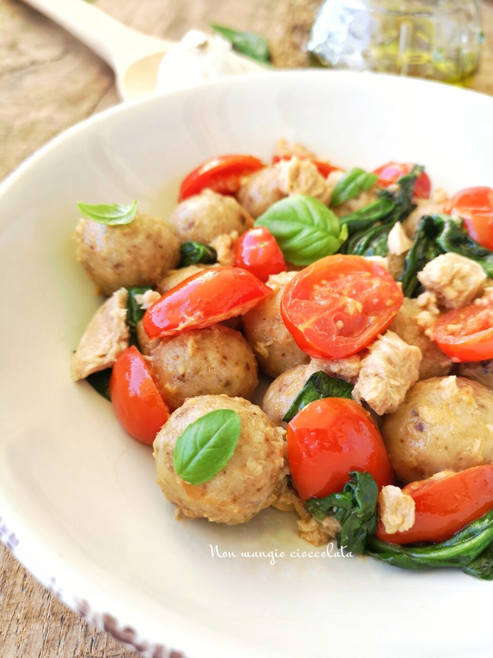 Gnocchi di pane con tonno, spinacini e pomodorini