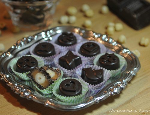 Cioccolatini ripieni al caramello mou e nocciola