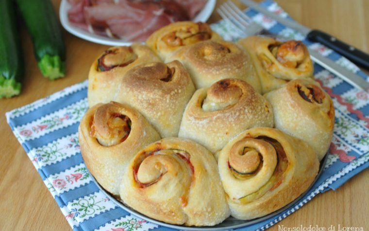 Torta di rose allo speck e zucchine