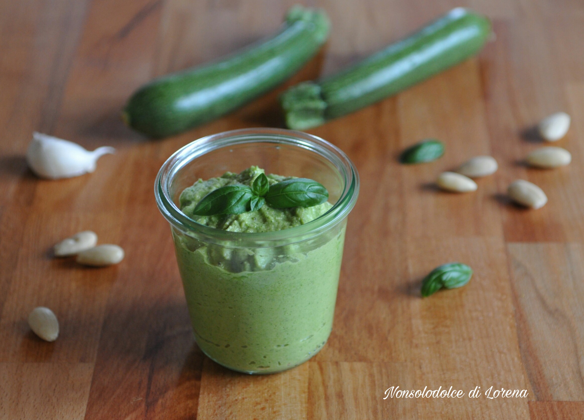 Pesto di zucchine e mandorle, condimento facile e veloce senza cottura