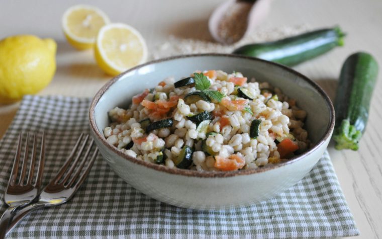 Insalata d'orzo con salmone e zucchine
