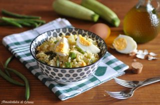 Insalata di riso con uova sode e verdure