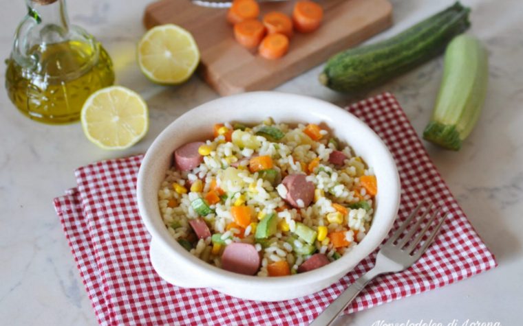 Insalata di riso con wurstel e verdure