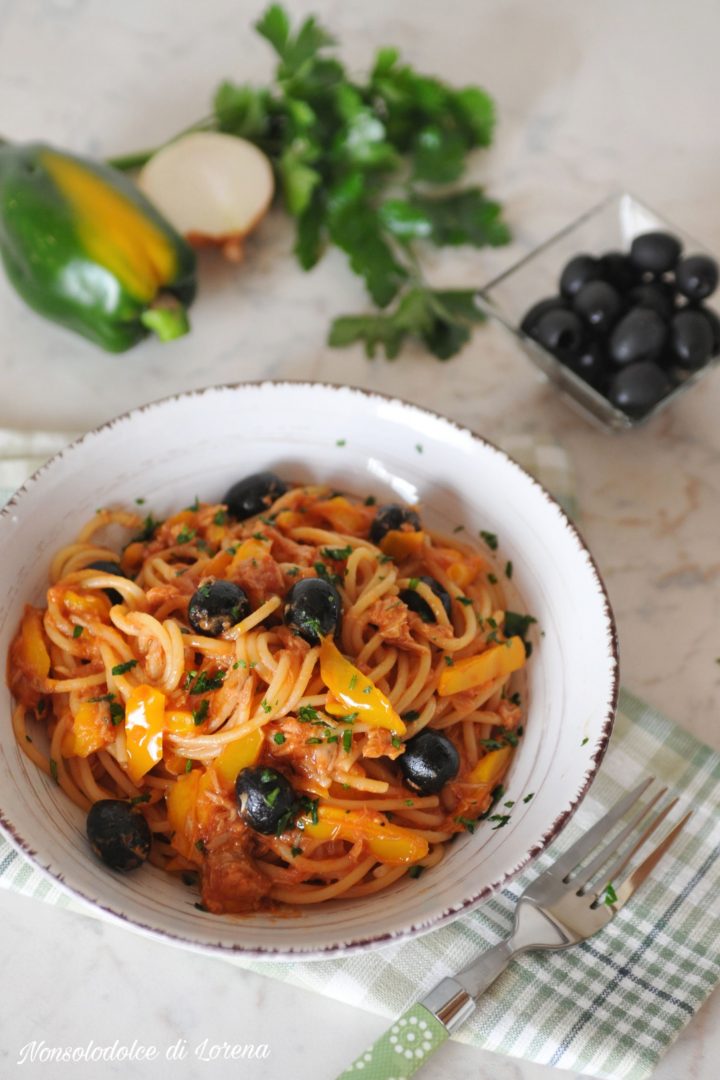 Spaghetti al tonno peperoni e olive