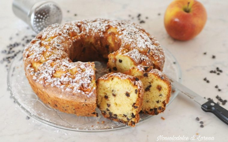 Ciambellone alle mele con gocce di cioccolato