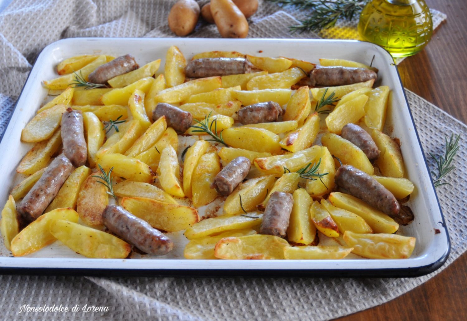 PATATE E SALSICCIA AL FORNO, secondo piatto facilissimo e gustoso