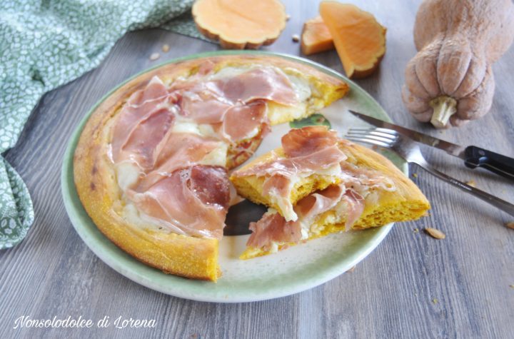 Pizza gialla alla zucca con crudo e mozzarella 