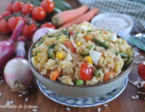 Insalata di riso con uova tonno e verdure