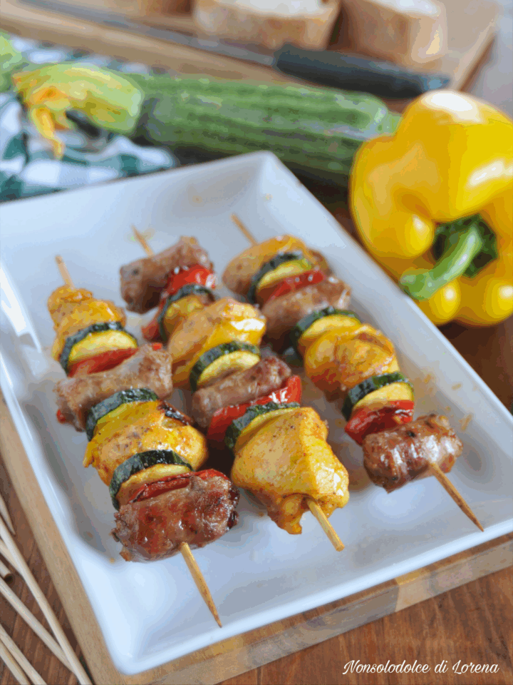 spiedini di pollo e salsiccia in friggitrice ad aria