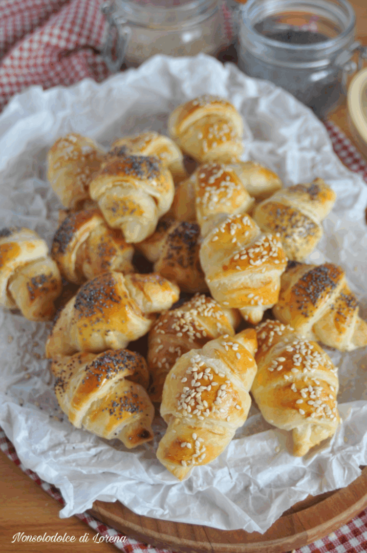 cornetti di pasta sfoglia al salmone