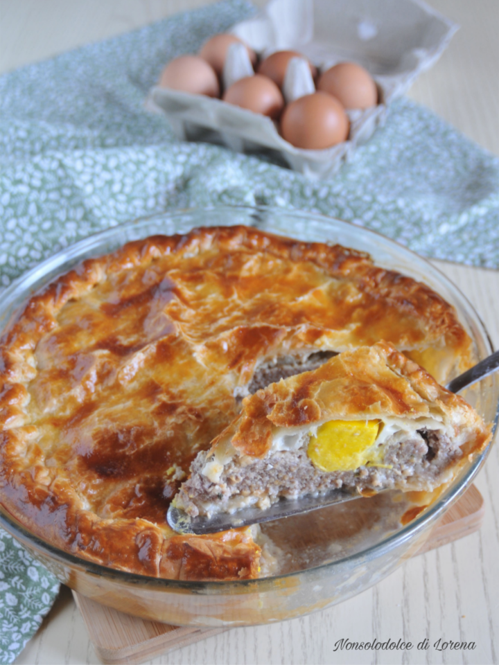 torta di sfoglia con carne macinata e uova