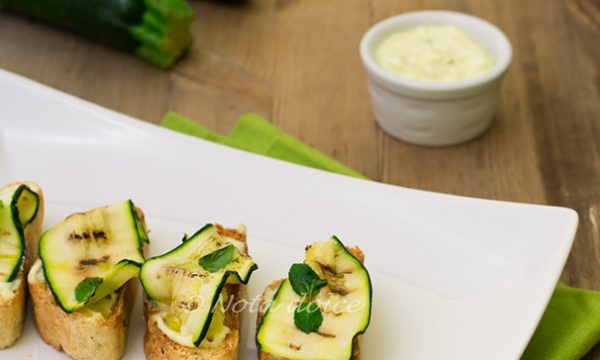 Crostini di zucchine con maionese all’aglio ricetta gustosa