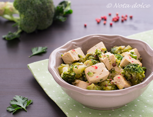 Tofu con broccoli e pepe rosa ricetta facile