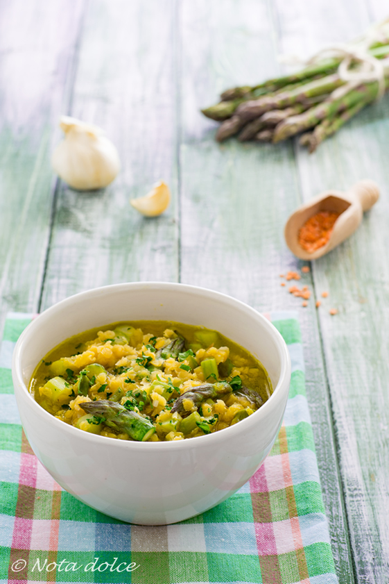 Zuppa di lenticchie rosse e asparagi ricetta veloce