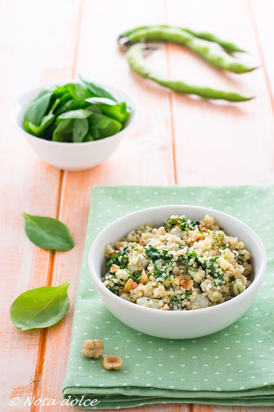 Quinoa con fave, spinaci e nocciole ricetta facile