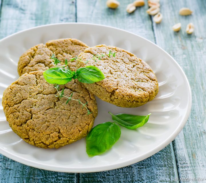 Burger di riso e arachidi alle erbe ricetta vegana sfiziosa