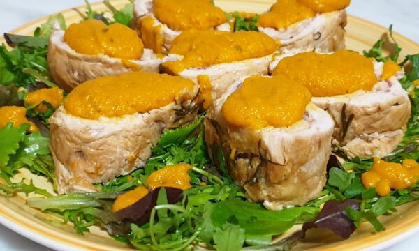 Rotolo di tacchino con pancetta e formaggio in salsa di carote e cipolle