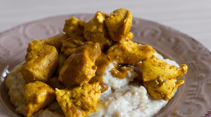 Porridge con bocconcini di pollo al curry: semplice e veloce
