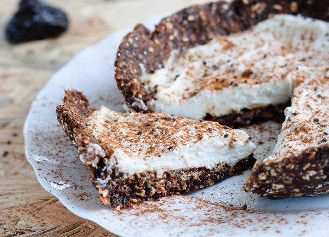 Cheesecake cruda con base di prugne disidratate, gluten free e proteica