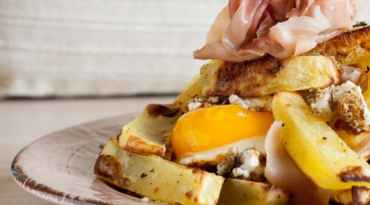 Uova, crudo e patate: una ricetta senza olio
