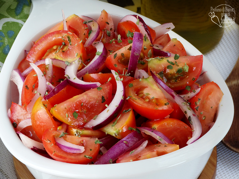 insalata di pomodori e cipolla a crudo