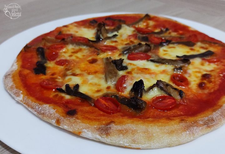pizza funghetto, pizza ai funghi cardoncelli e pomodorini