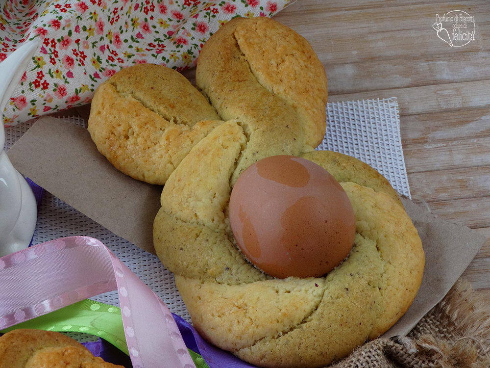 biscotti pasquali con le uova di frolla