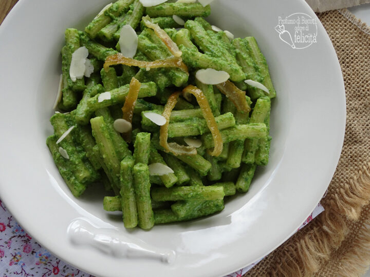 pasta al pesto di rucola e zeste di limoni canditi