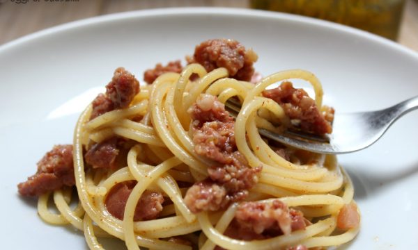 Spaghetti aglio olio e salsiccia piccante