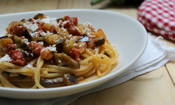 Spaghetti con salsiccia, melanzane e cacioricotta