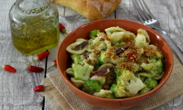 Orecchiette con broccoletti acciughe e briciole tostate