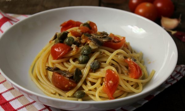Spaghetti con pomodorini, capperi e acciughe