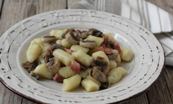 Gnocchi di patate con funghi e pancetta