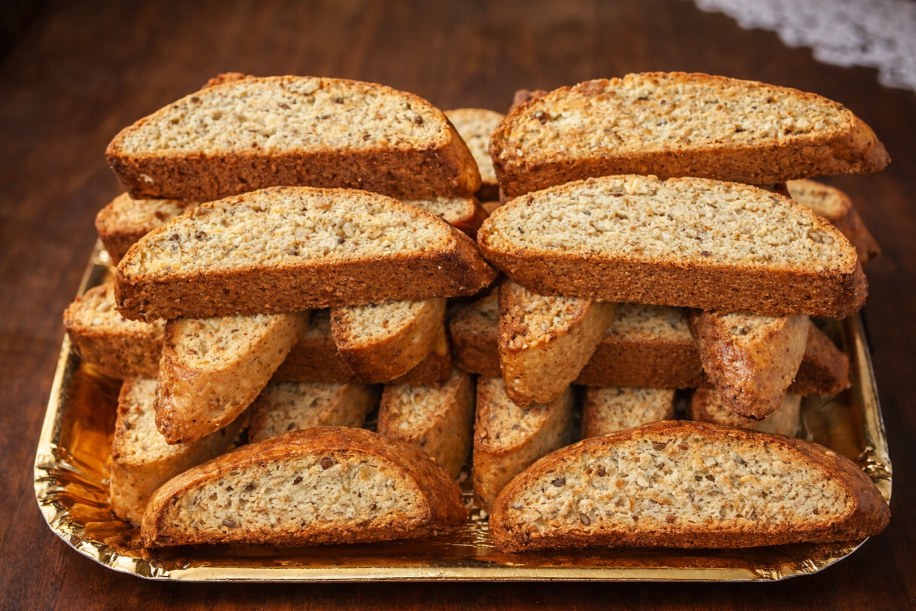 Anicini sardi fatti in casa: biscotti dorati all'anice. tagliati a fette e tostati, disposti su un vassoio. fragranti e croccanti, ricetta tradizionale della Sardegna.
