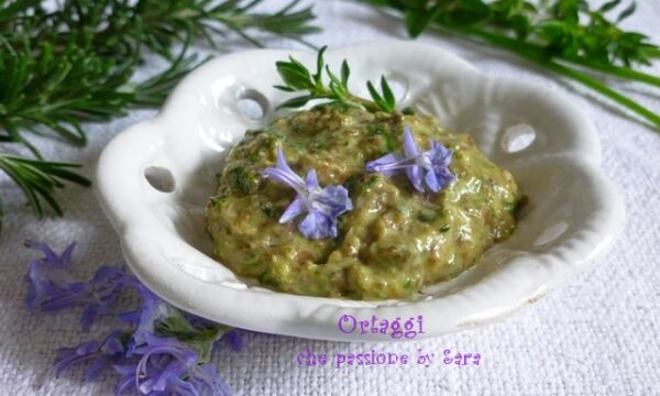 Pesto agli aromi con fiori di rosmarino