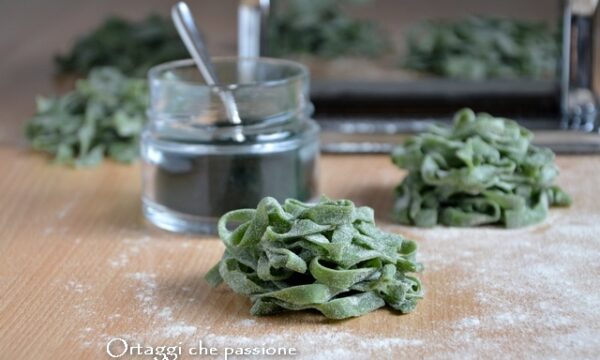 Tagliatelle fatte in casa, pasta fresca colorata