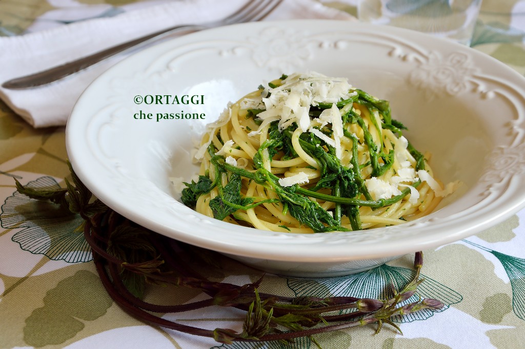 spaghetti con bruscandoli e formaggio