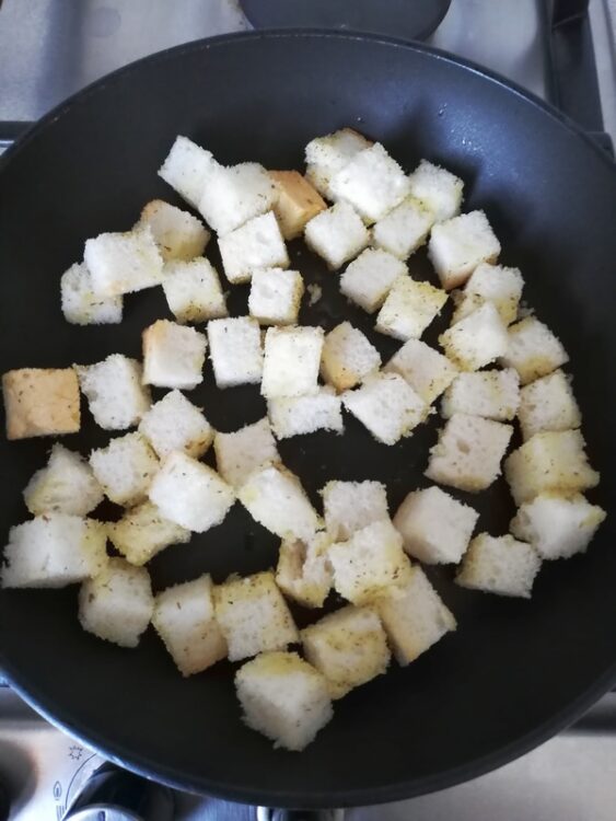 rosolare i pezzi di pane a crostino
