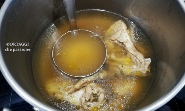 Brodo di gallina in pentola a pressione, i benefici della ricetta della nonna
