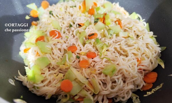 Noodles in padella con verdure (cavolo e carote)