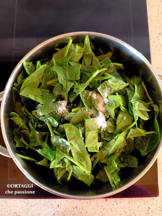 cuocere gli spinaci con olio e sale