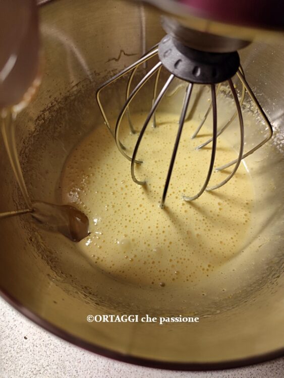 aggiungere l'olio a filo
