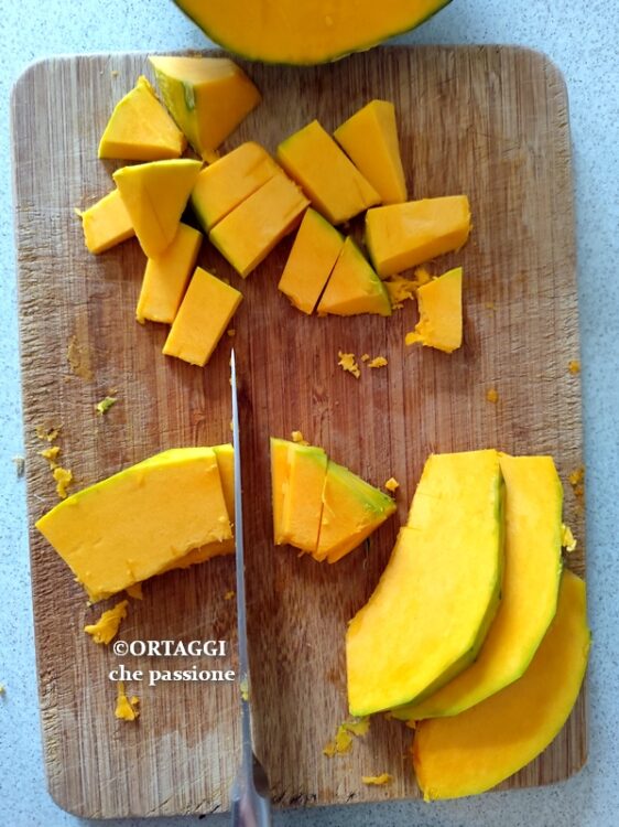 tagliare zucca a pezzi regolari