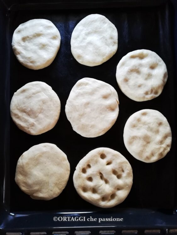 porre le focaccine sulla teglia e con le dita bucherellare la superficie
