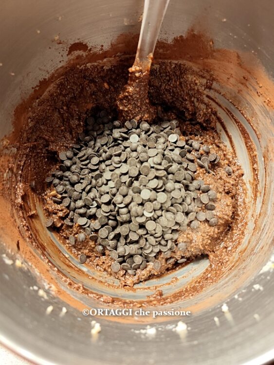 aggiungere le gocce di cioccolato alla torta di pane raffermo