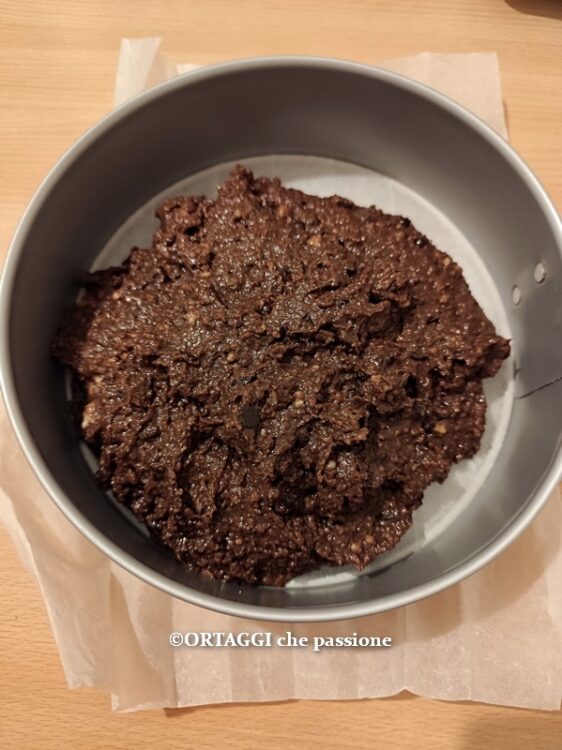 versare il composto della torta di pane raffermo in una teglia